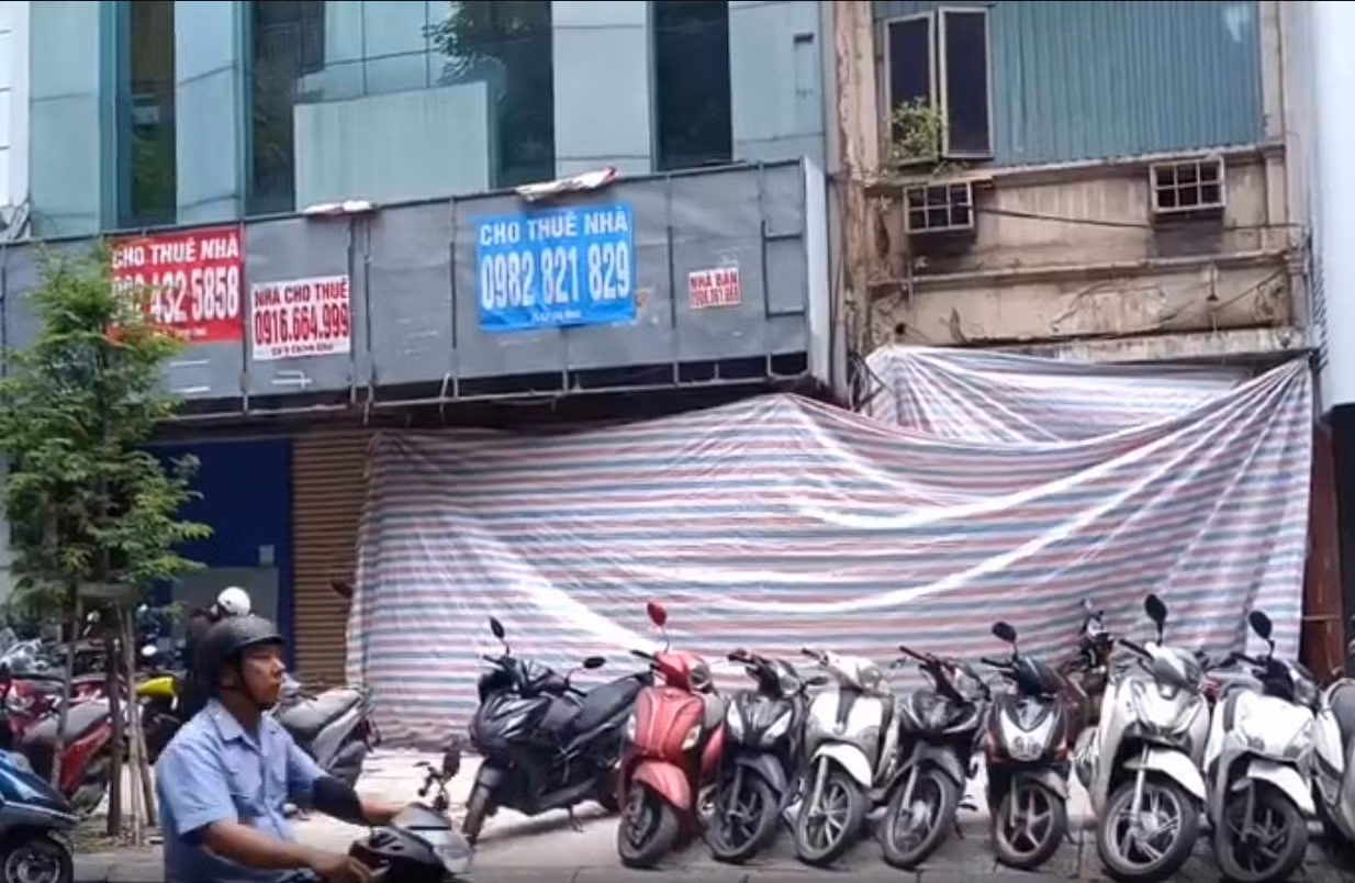 Sàn tòa nhà trung tâm bất ngờ đổ sập, nhiều công nhân bị thương -0