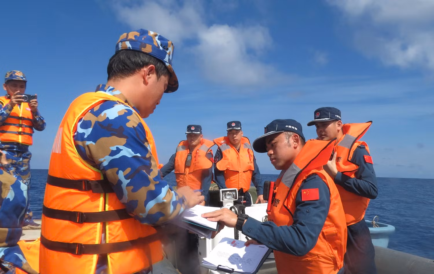 Tàu 952 tiếp nhận hai ngư dân Khánh Hòa lâm nạn trên vùng biển Hoàng Sa -0