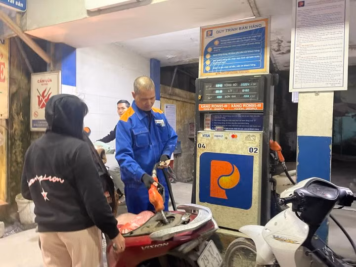 Giá xăng RON95-III tiếp tục tăng 532 đồng/lít -0
