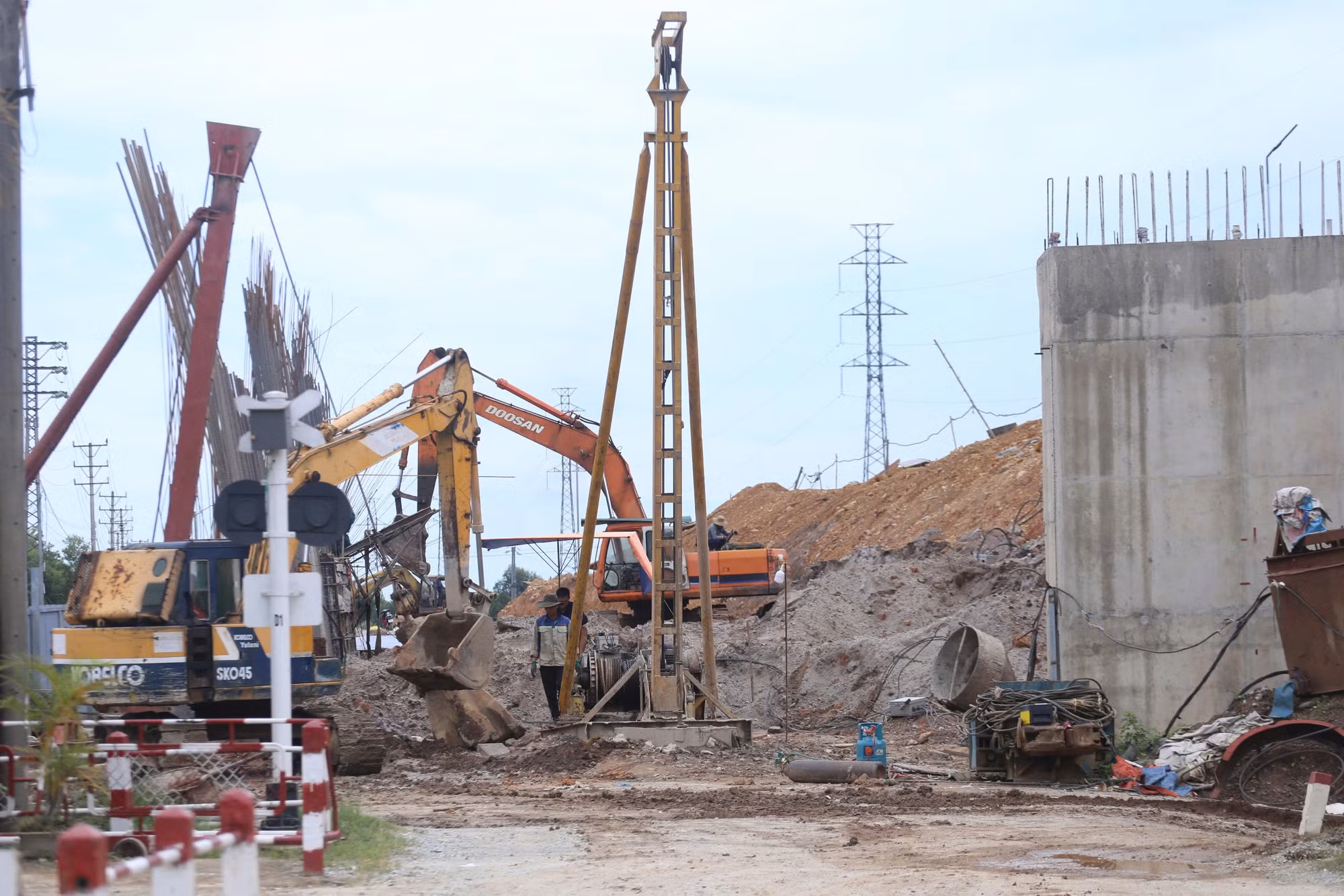 Cận cảnh dự án đường cứu nạn hàng trăm tỷ đồng thi công kéo dài hơn thập kỷ -0