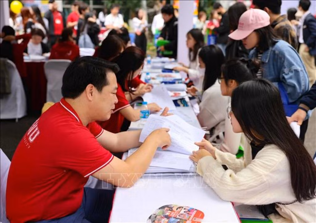 203400-vna_potal_soi_noi_ngay_hoi_tu_van_tuyen_sinh_-_huong_nghiep_2024_tai_ha_noi__stand-2.jpg -0