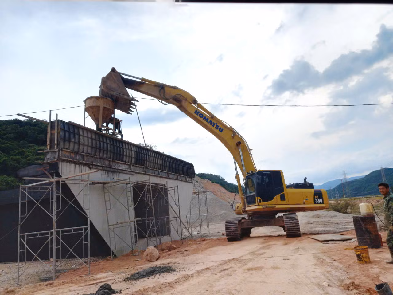 Tiến độ di dời trụ điện phục vụ thi công đường cao tốc ở Phú Yên chậm trễ -0
