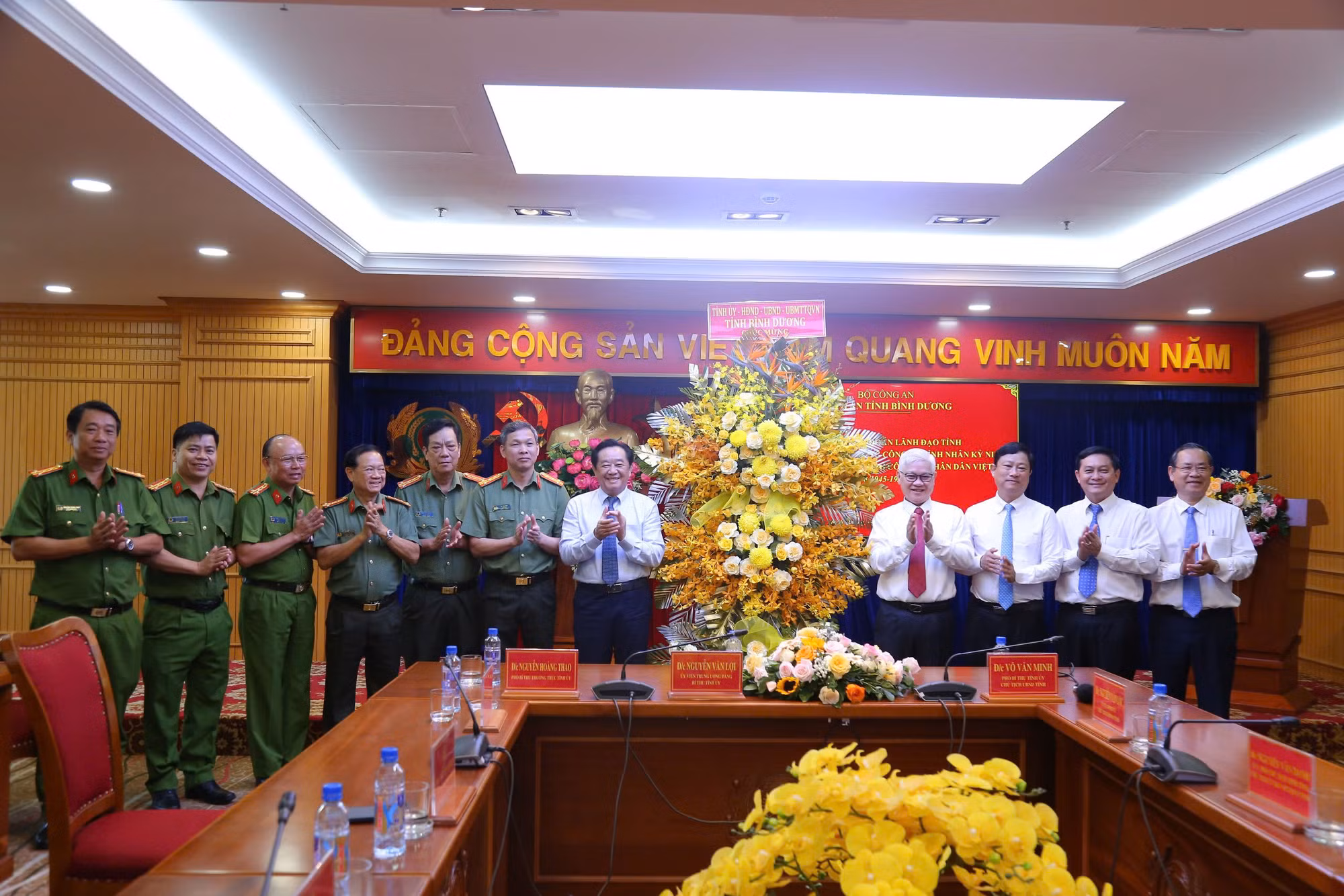 Ban Thường vụ Tỉnh ủy thăm và chúc mừng Công an tỉnh Bình Dương -0