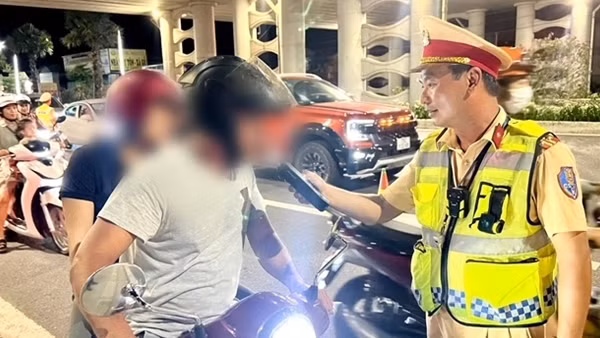 Công an TP Huế lập “nóng” các chốt kiểm soát nồng độ cồn gần nhà hàng, quán nhậu