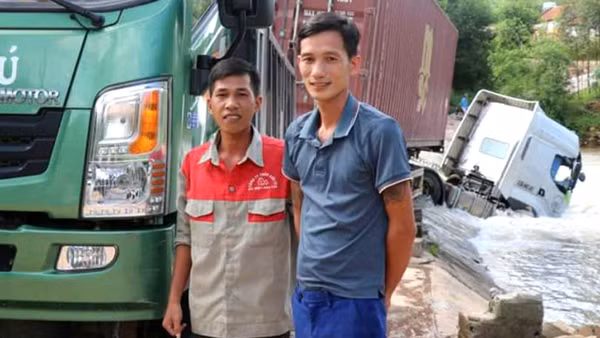 Tặng Bằng khen cho 2 công dân cứu lái xe bị lũ cuốn trôi