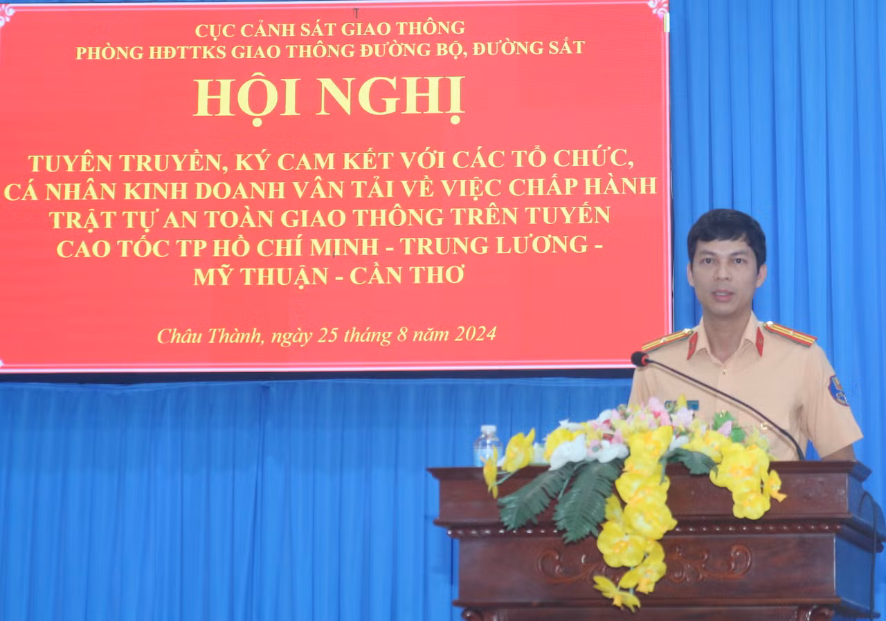 Gần 300 tổ chức, cá nhân ký cam kết chấp hành TTATGT trên tuyến cao tốc TP Hồ Chí Minh - Cần Thơ -0