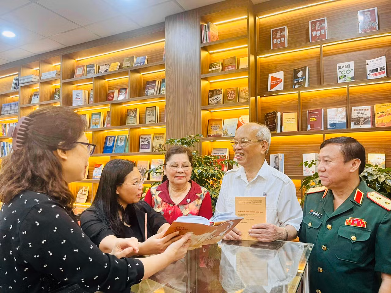 Triển lãm sách “Kỷ niệm 55 năm thực hiện Di chúc của Chủ tịch Hồ Chí Minh” -0