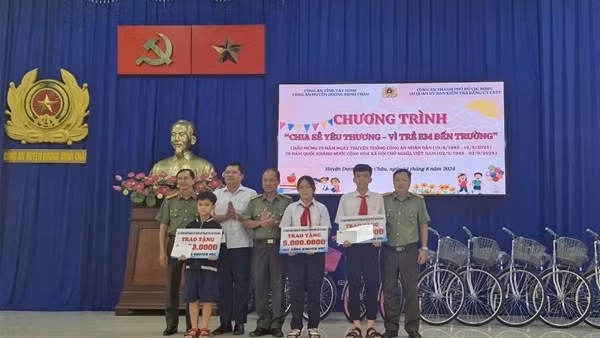 Trao học bổng và tặng quà học sinh nghèo hiếu học ở Tây Ninh