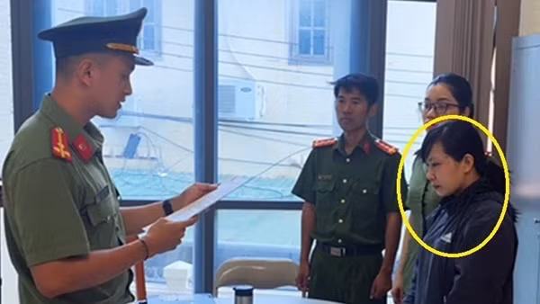 Thiếu phụ vừa bán ma túy, vừa bán... súng quân dụng