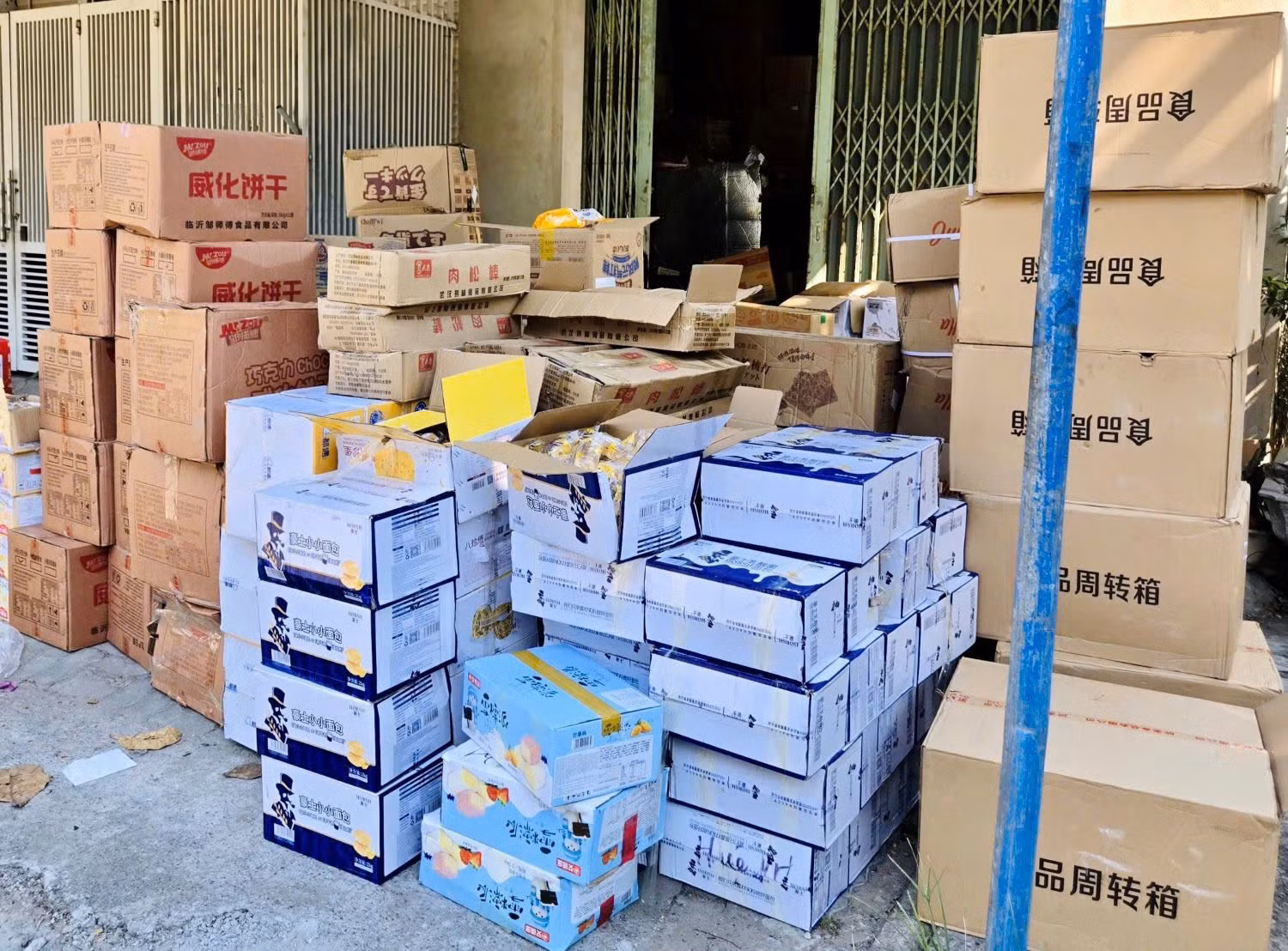 Phát hiện hơn 3.200 sản phẩm là bánh kẹo nhập lậu chuẩn bị ra thị trường phục vụ Tết Trung thu -0