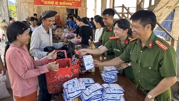 Ý nghĩa “phiên chợ 0 đồng” của Công an xã vùng cao