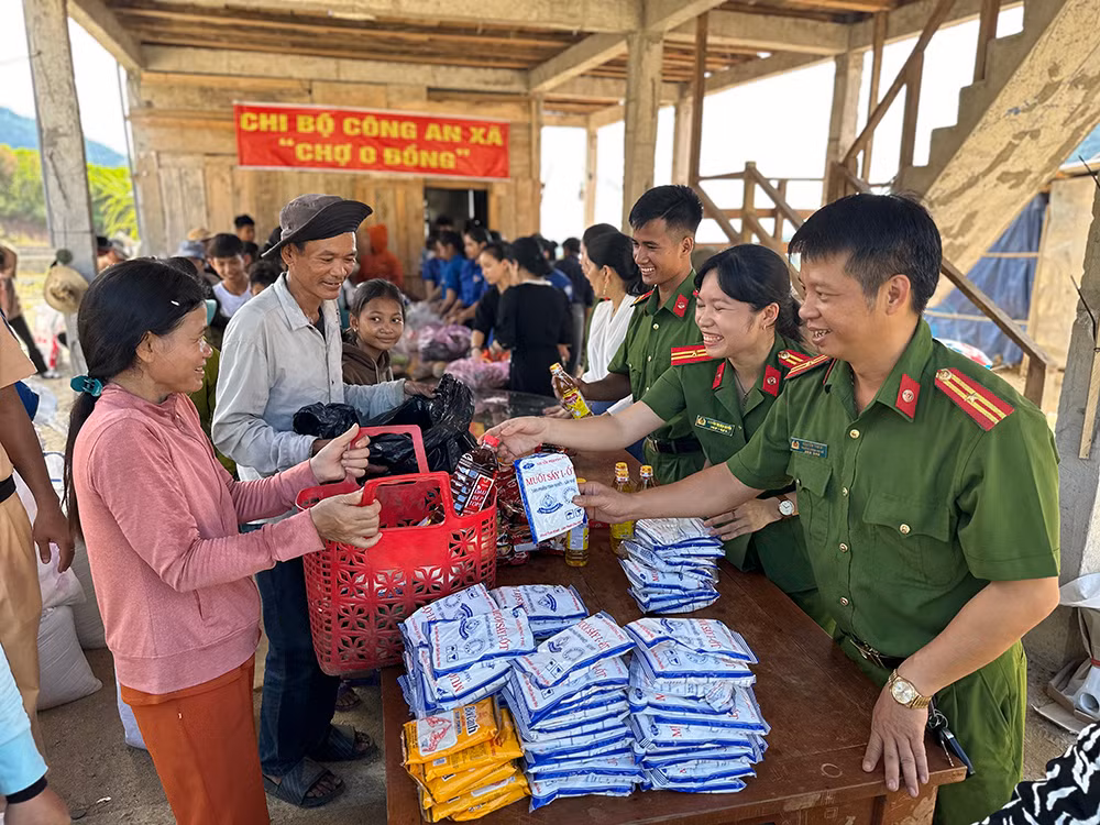 Ý nghĩa “phiên chợ 0 đồng” của Công an xã vùng cao -0