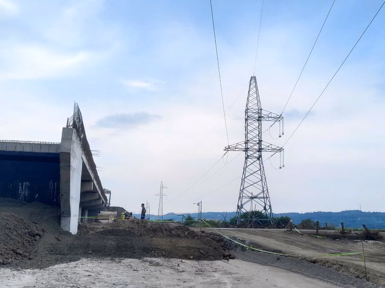 Tiến độ di dời trụ điện phục vụ thi công đường cao tốc ở Phú Yên chậm trễ -0