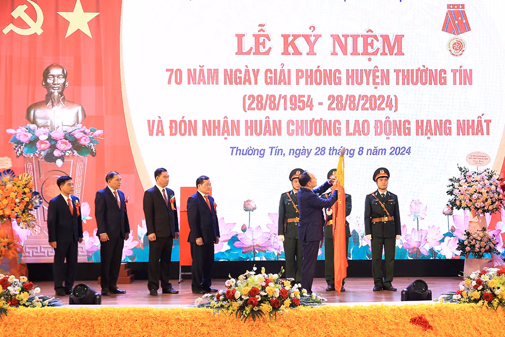 Huyện Thường Tín vinh dự đón nhận Huân chương Lao động hạng Nhất -0
