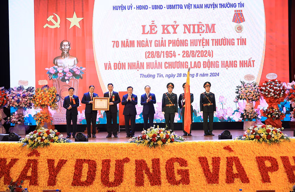 Huyện Thường Tín vinh dự đón nhận Huân chương Lao động hạng Nhất -1