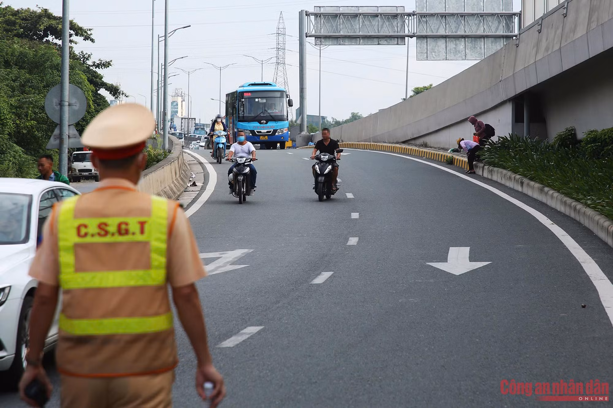 CSGT hóa trang ghi hình xe ôm lập 