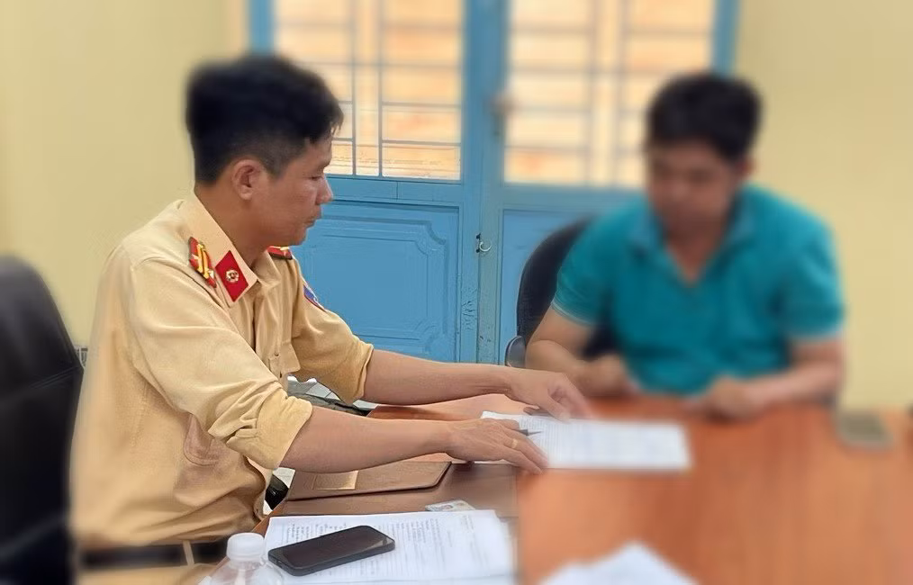 Đi lạc vào cao tốc nên chạy ngược chiều trong làn khẩn cấp để ...quay lại -0