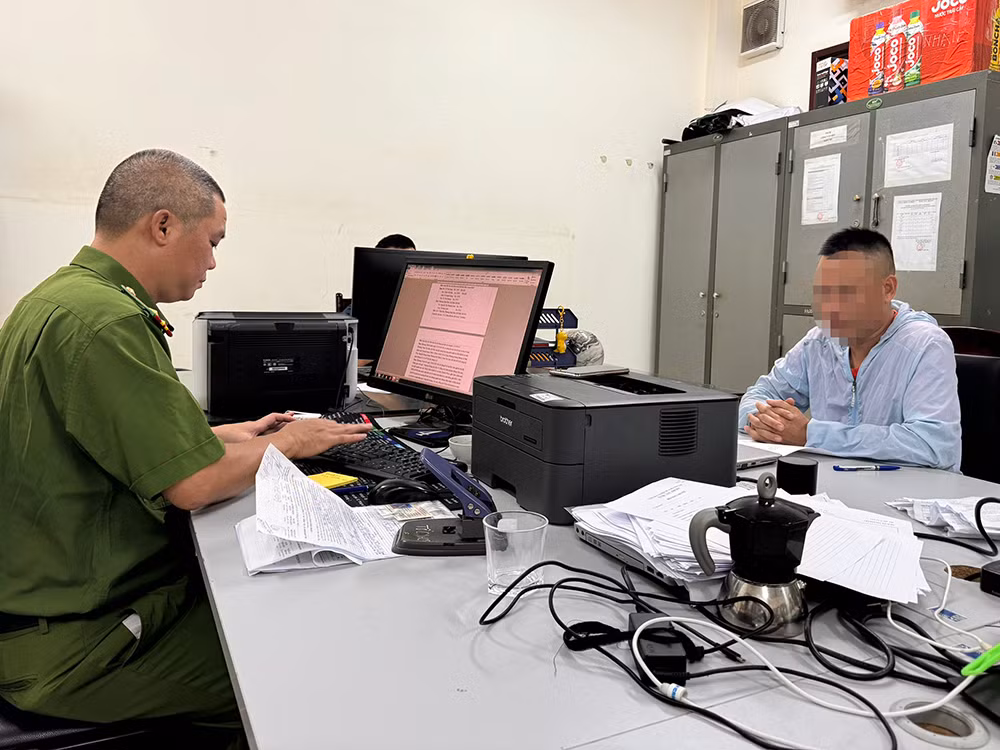 “Thần cồn” chửi bới, chống đối CSGT -0
