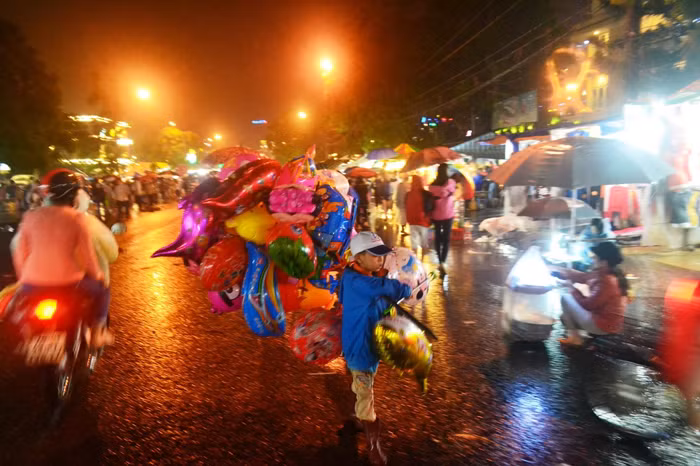 Lang thang “chợ âm phủ” trên phố núi -0