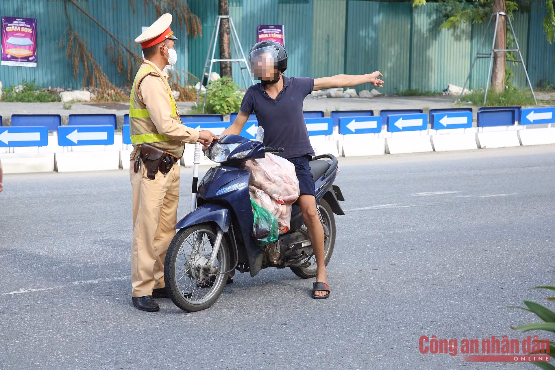 CSGT hóa trang ghi hình xe ôm lập 