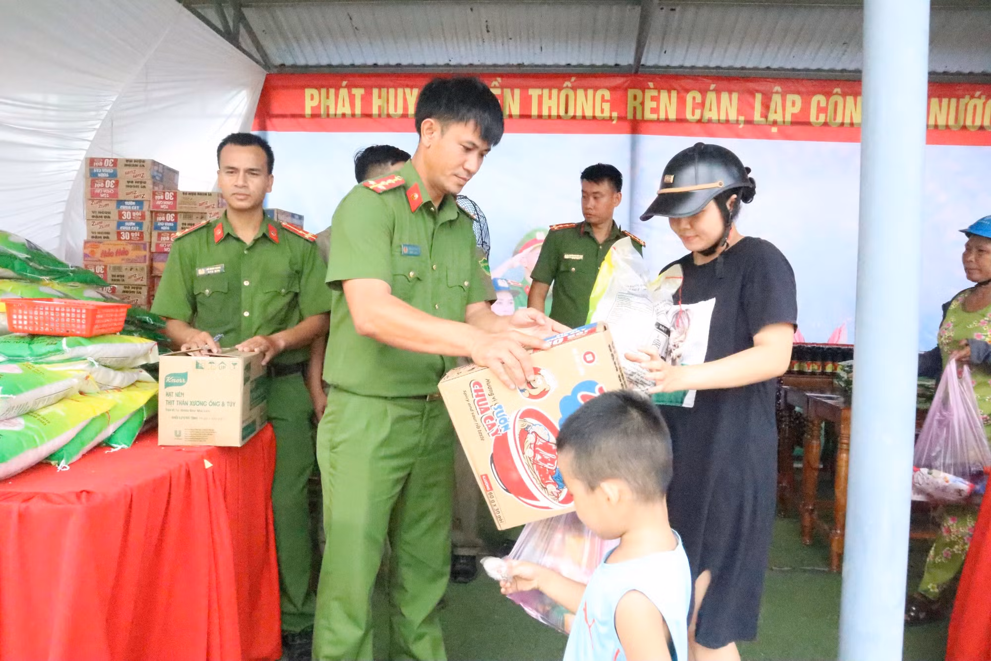 Gian hàng 0 đồng của Công an đến hàng trăm người nghèo -0
