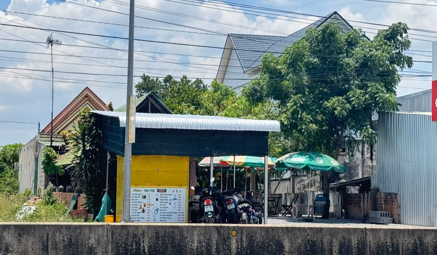 Truy xét nhóm thanh niên xông váo quán trà sữa chém người -0