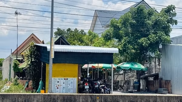 Truy xét nhóm thanh niên xông vào quán trà sữa chém người