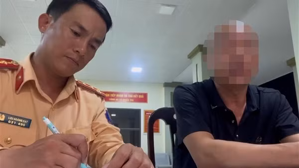 Đi nhầm đường, tài xế ô tô làm liều chạy ngược chiều cao tốc