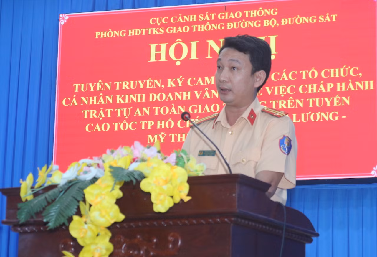 Gần 300 tổ chức, cá nhân ký cam kết chấp hành TTATGT trên tuyến cao tốc TP Hồ Chí Minh - Cần Thơ -0