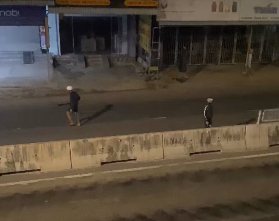 Truy xét nhóm thanh niên xông váo quán trà sữa chém người -0