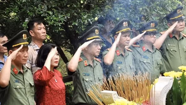 Hàng trăm đoàn khách đến thăm nhà lưu niệm và viếng mộ Đại tướng Võ Nguyên Giáp