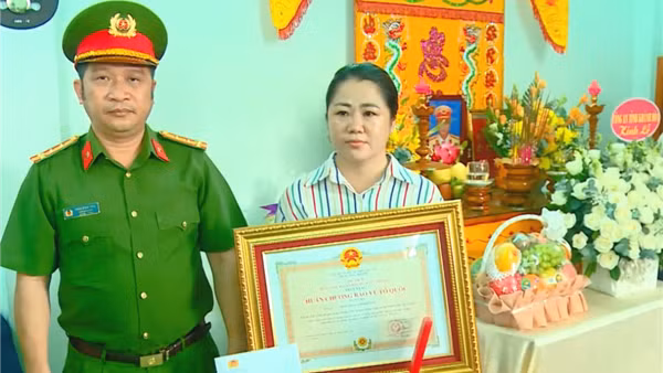 Truy tặng Huân chương Bảo vệ Tổ quốc hạng Ba đối với Trung tá Phan Trần Anh Phương