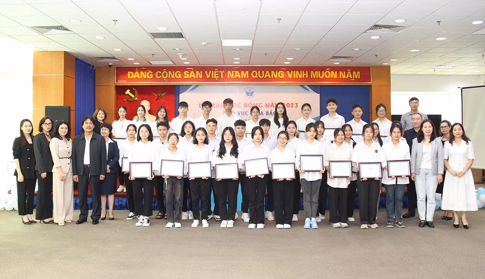 Quỹ học bổng Thắp sáng niềm tin: Hành trình kết nối, sẻ chia -0