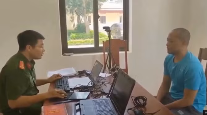 Uống rượu say chạy xe máy vào Công an huyện gây rối -0