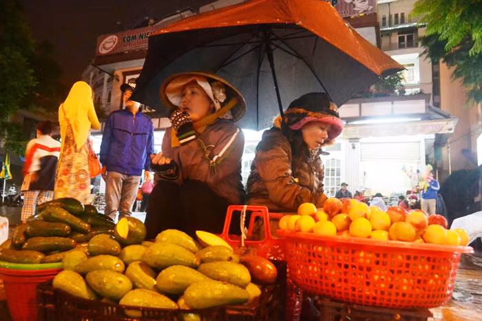 Lang thang “chợ âm phủ” trên phố núi -0