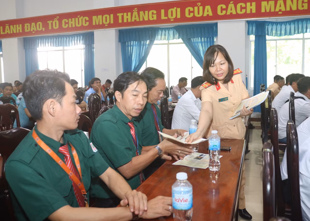 Gần 300 tổ chức, cá nhân ký cam kết chấp hành TTATGT trên tuyến cao tốc TP Hồ Chí Minh - Cần Thơ -0