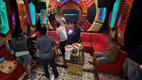 Khởi tố nhóm thanh niên tổ chức sử dụng ma túy trong quán karaoke