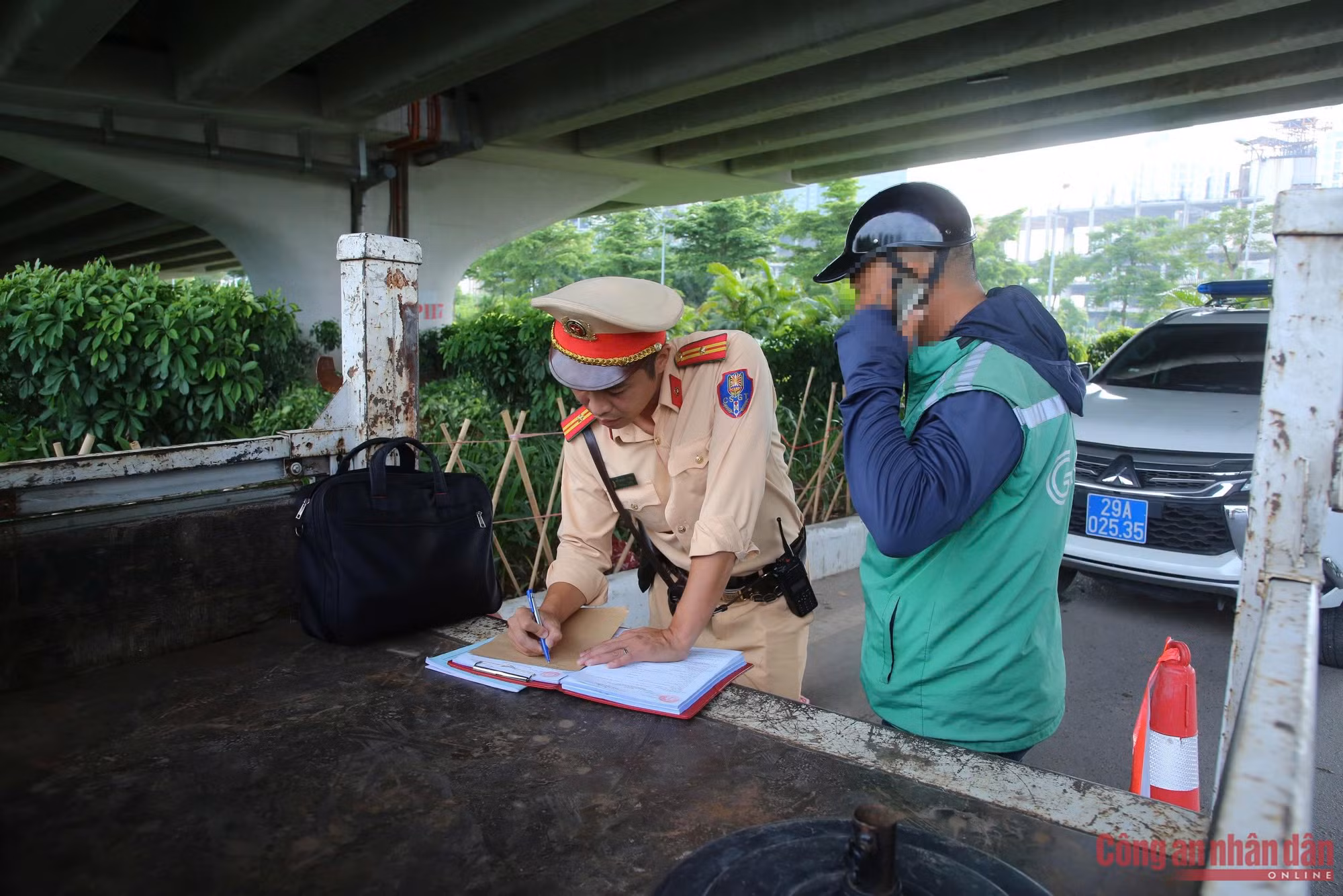 CSGT hóa trang ghi hình xe ôm lập 