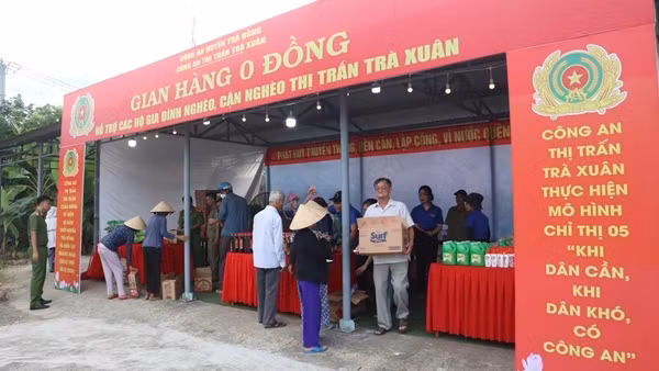 Gian hàng 0 đồng của Công an xã đến với hàng trăm người nghèo