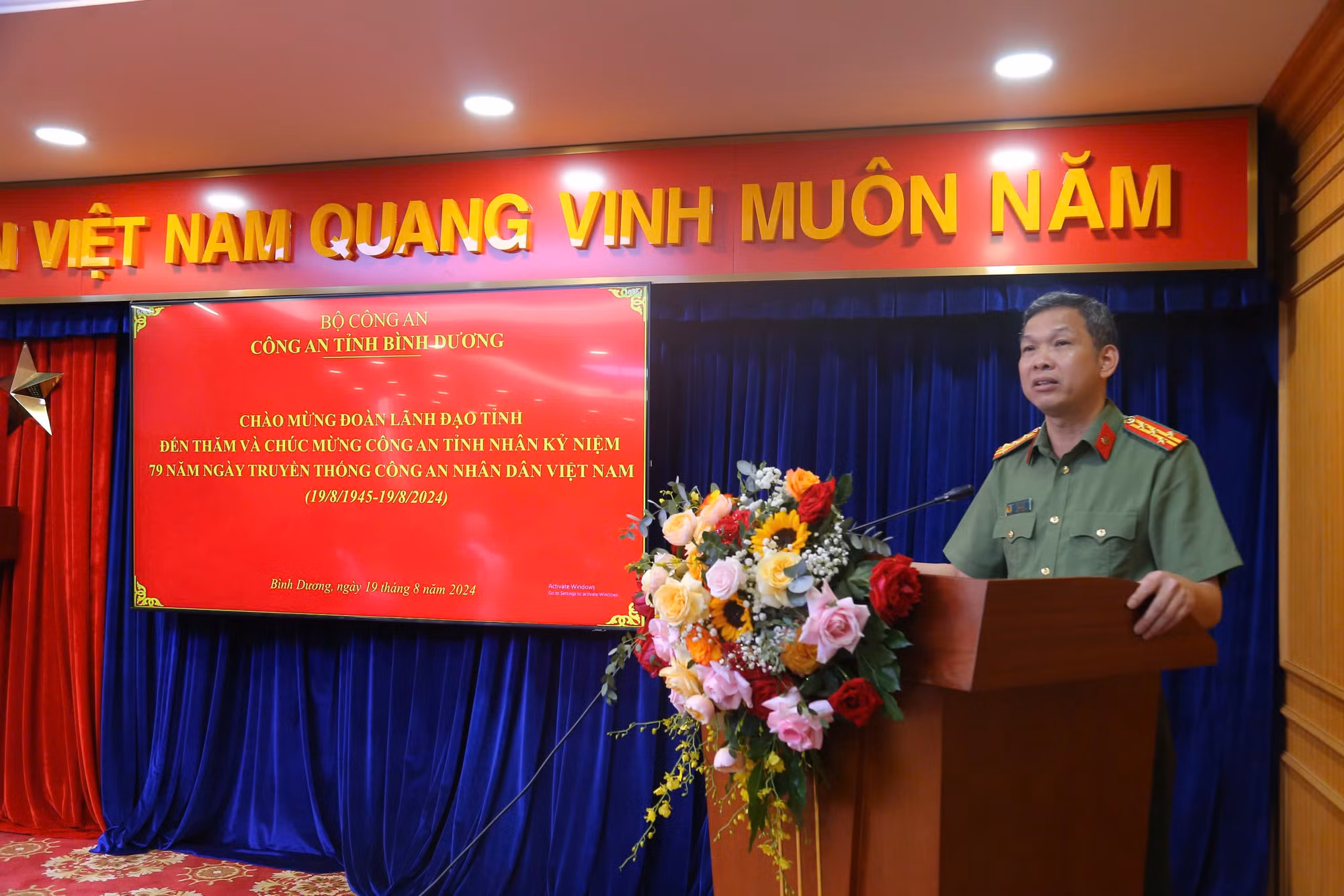 Ban Thường vụ Tỉnh ủy thăm và chúc mừng Công an tỉnh Bình Dương -0