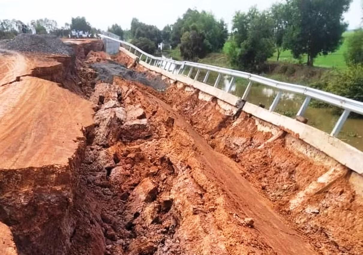 Long An: Sạt lở nghiêm trọng đường dẫn cầu Bắc Chiên -0