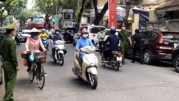 Xử phạt 6 bãi trông giữ xe quanh Bệnh viện Hữu nghị Việt Đức