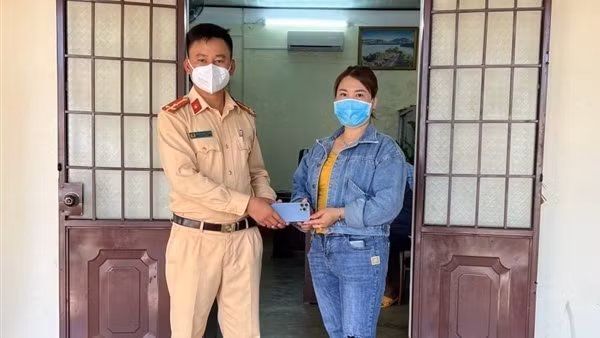 Cảnh sát giao thông giúp người dân tìm lại tài sản bị đánh rơi