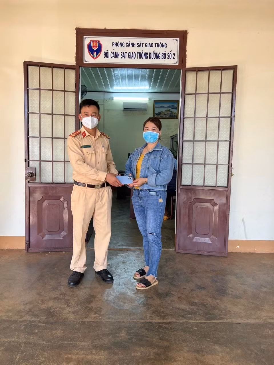 CSGT giúp người dân tìm lại tài sản bị đánh rơi -0