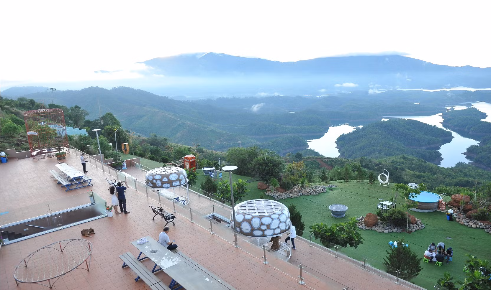 CSGT đội nắng phát khăn lạnh, nước cho du khách -0