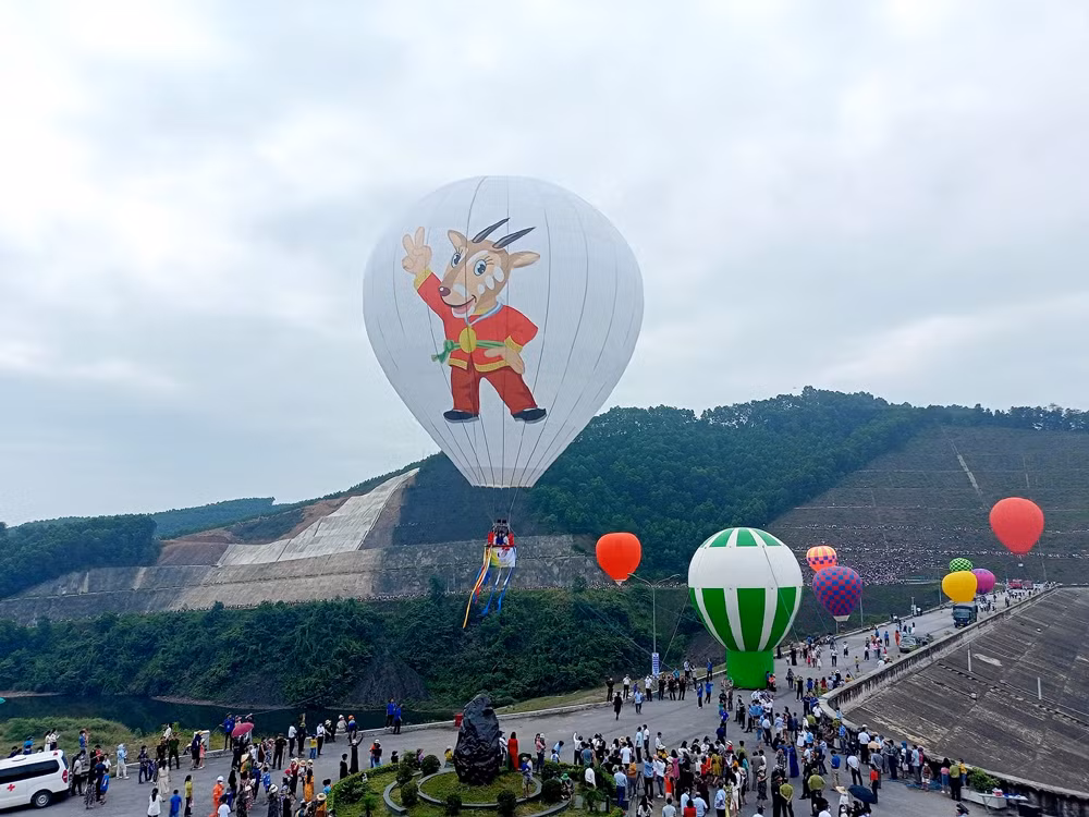 Hàng vạn người chiêm ngưỡng màn trình diễn bay Khinh khí cầu chào mừng SEA Games 31 tại Hà Tĩnh -0