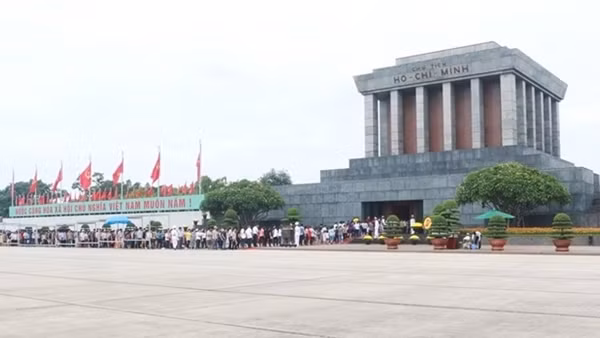 Gần 45 nghìn lượt người vào Lăng viếng Bác dịp nghỉ lễ 30/4 - 1/5
