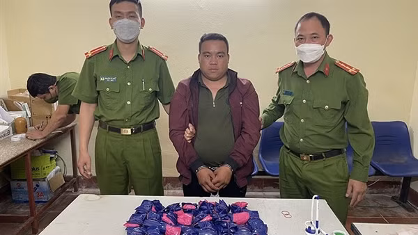 Bắt đối tượng đang "cõng" 30.000 viên MTTH