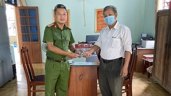 Ra cánh đồng nhặt được bọc tiền, giao Công an xã trả người đánh rơi ảnh 3