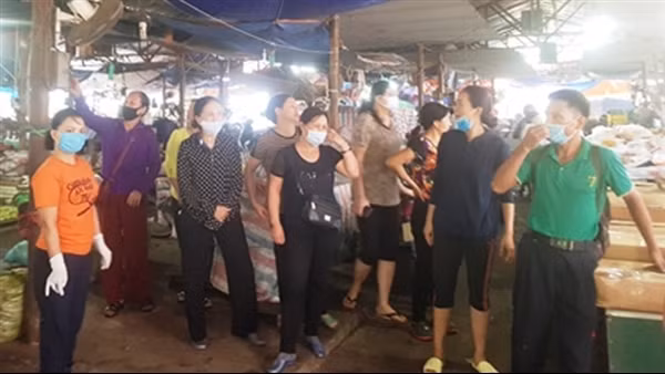 Tìm người bán hàng ở ngoài chợ Sóc Sơn bị thu tiền trái quy định